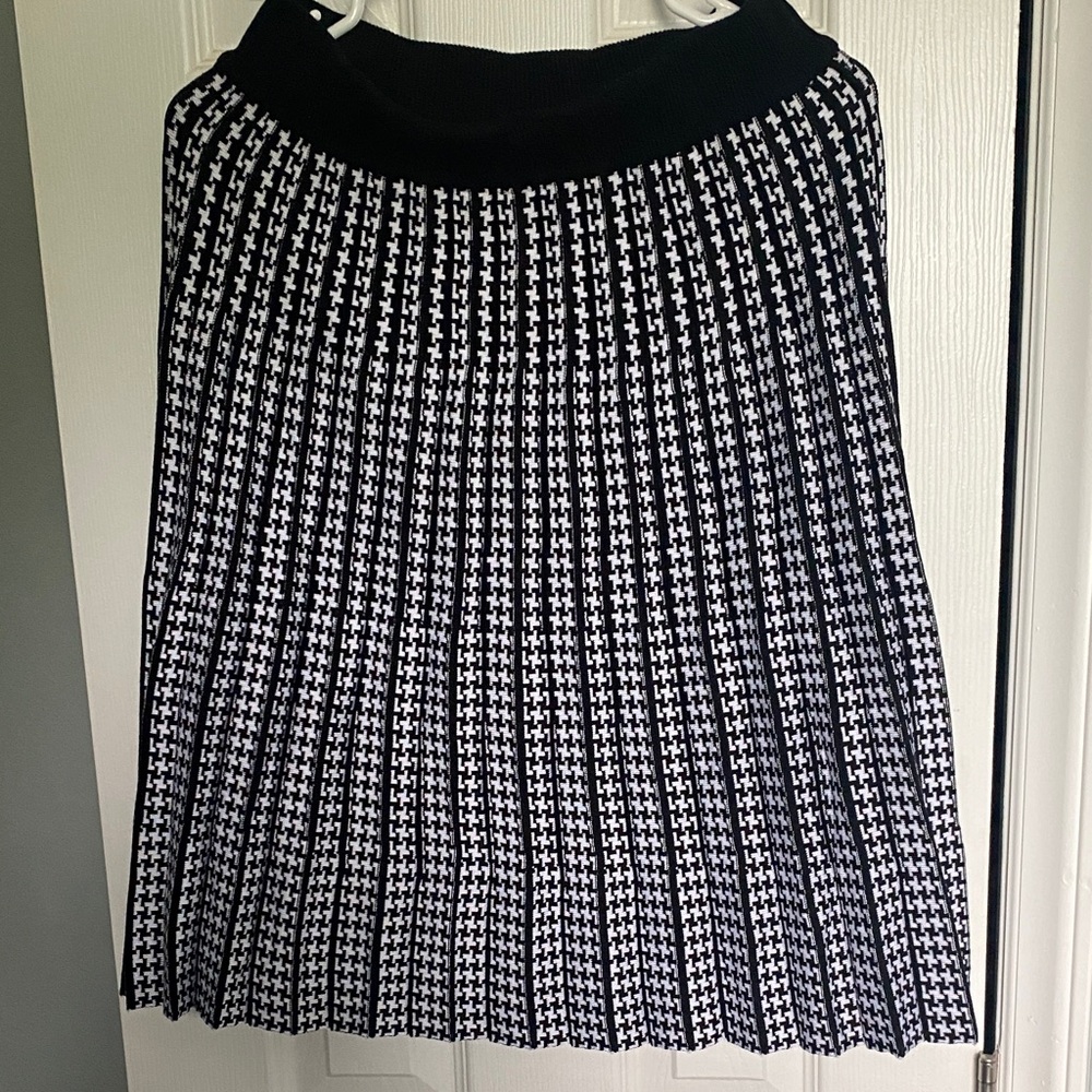 Elegant Black and White Pleated Women's Skirt